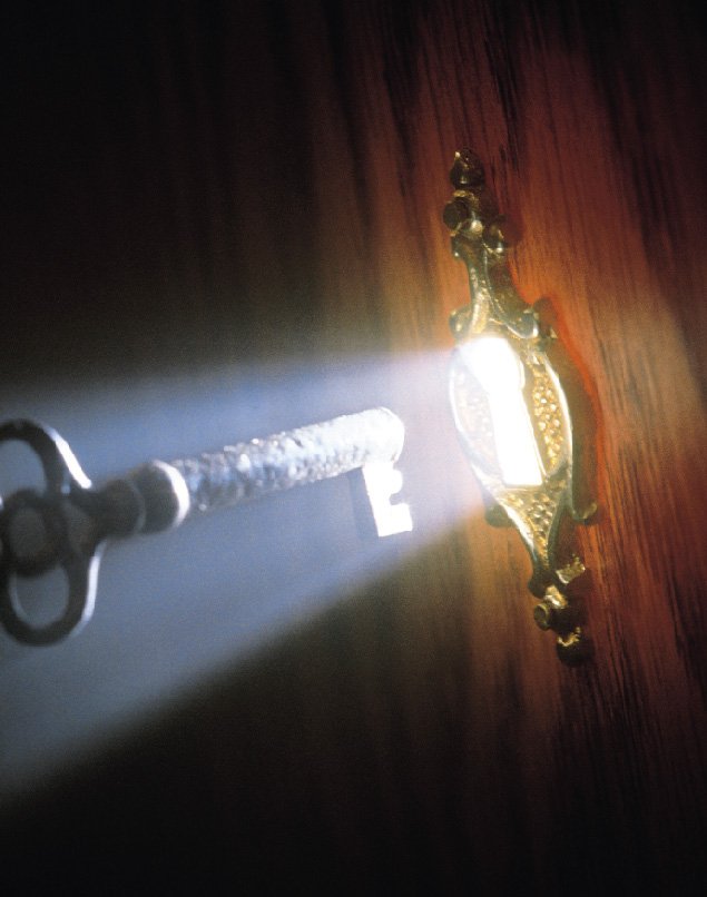 Ein Schlüsselloch aus dem ein Licht scheint und ein Schlüssel davor